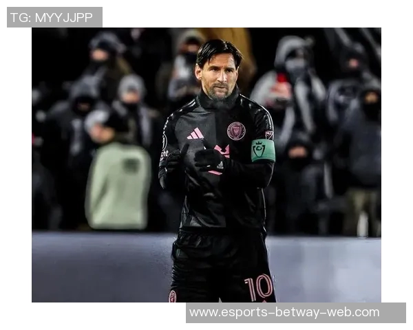 百大足球巨星精选挂画展示尽显球场传奇风采和运动精神 百大足球巨星精选挂画展示尽显球场传奇风采和运动精神