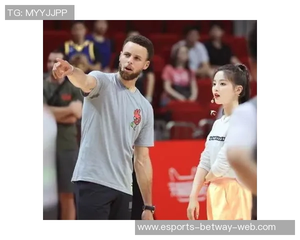 足球四大球星齐聚一堂同框合影展现传奇风采与荣耀时刻 足球四大球星齐聚一堂同框合影展现传奇风采与荣耀时刻